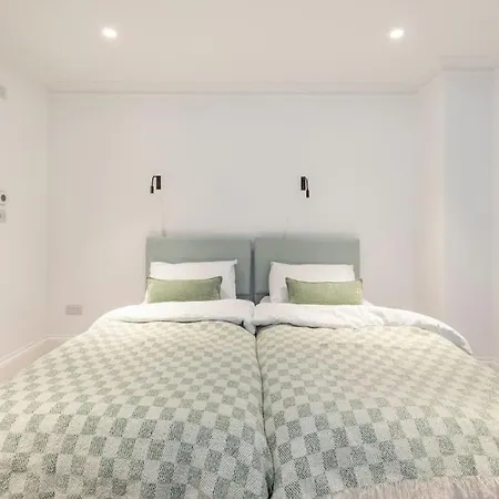 3 Bedroom, 3 Bathroom Large Flat With Sea Views! Hastings Exterior photo