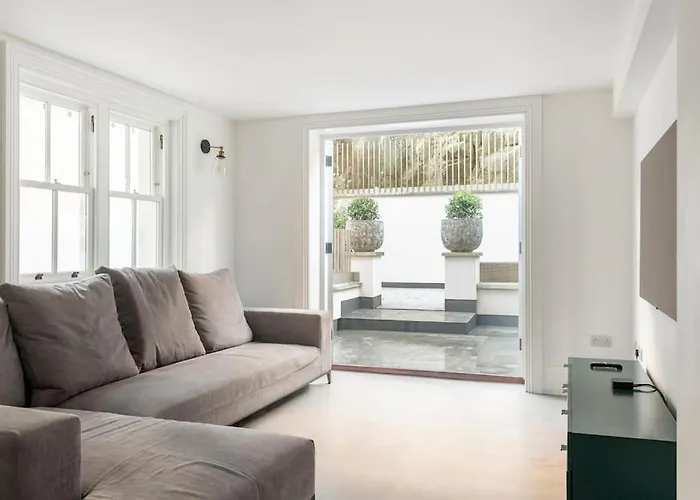 3 Bedroom, 3 Bathroom Large Flat With Sea Views!