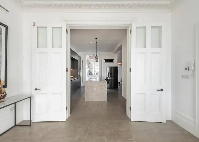 3 Bedroom, 3 Bathroom Large Flat With Sea Views!