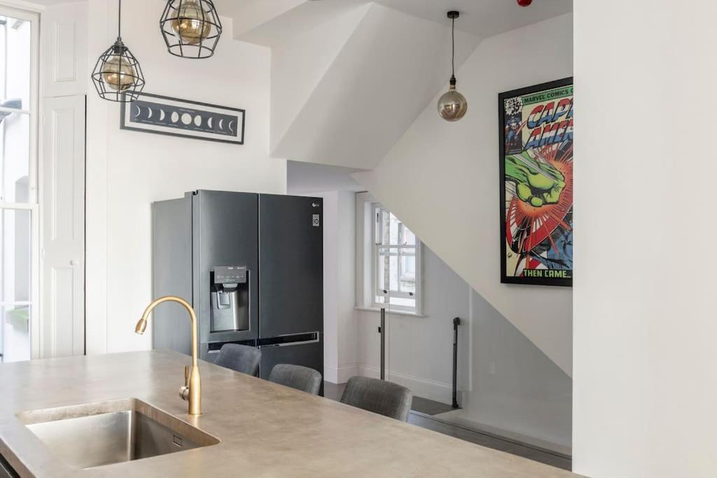 3 Bedroom, 3 Bathroom Large Flat With Sea Views! Apartment Hastings