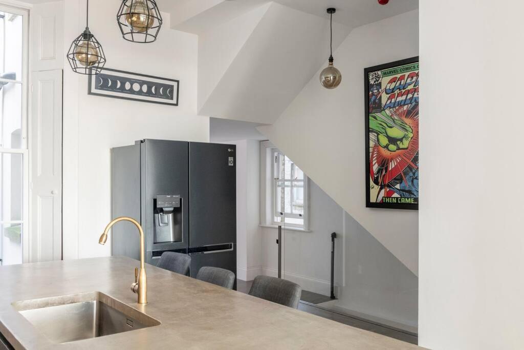 3 Bedroom, 3 Bathroom Large Flat With Sea Views! Apartment
