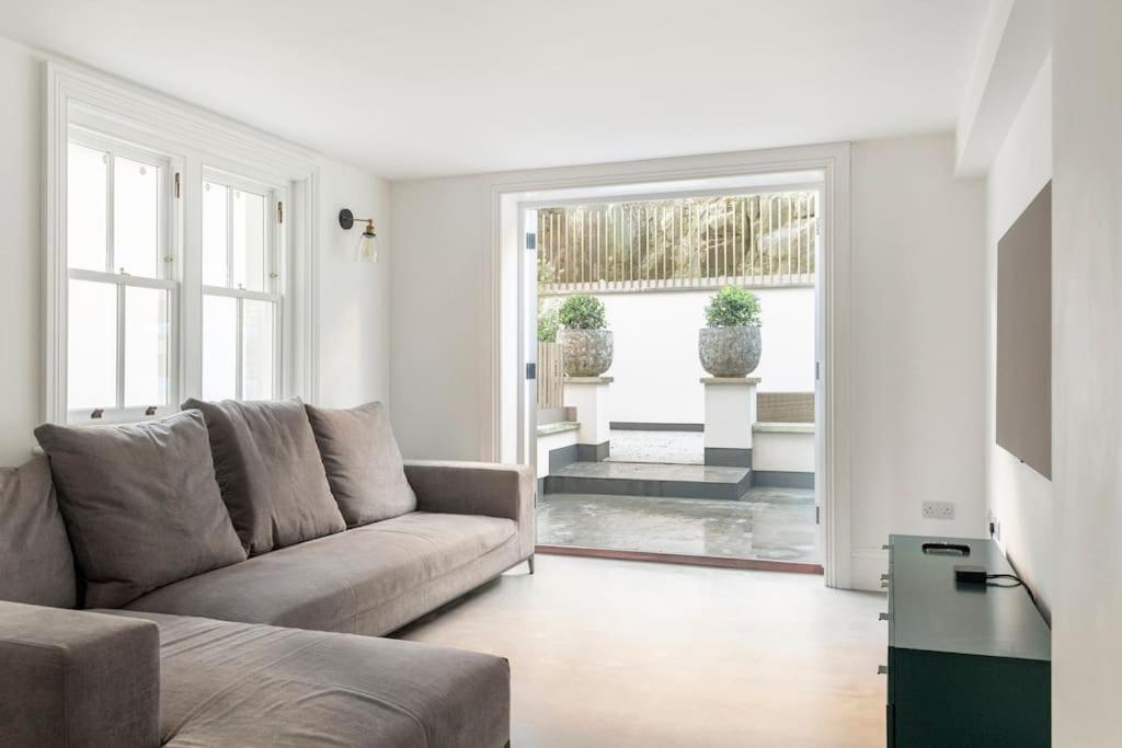 3 Bedroom, 3 Bathroom Large Flat With Sea Views! *