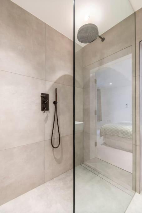 3 Bedroom, 3 Bathroom Large Flat With Sea Views! Apartment