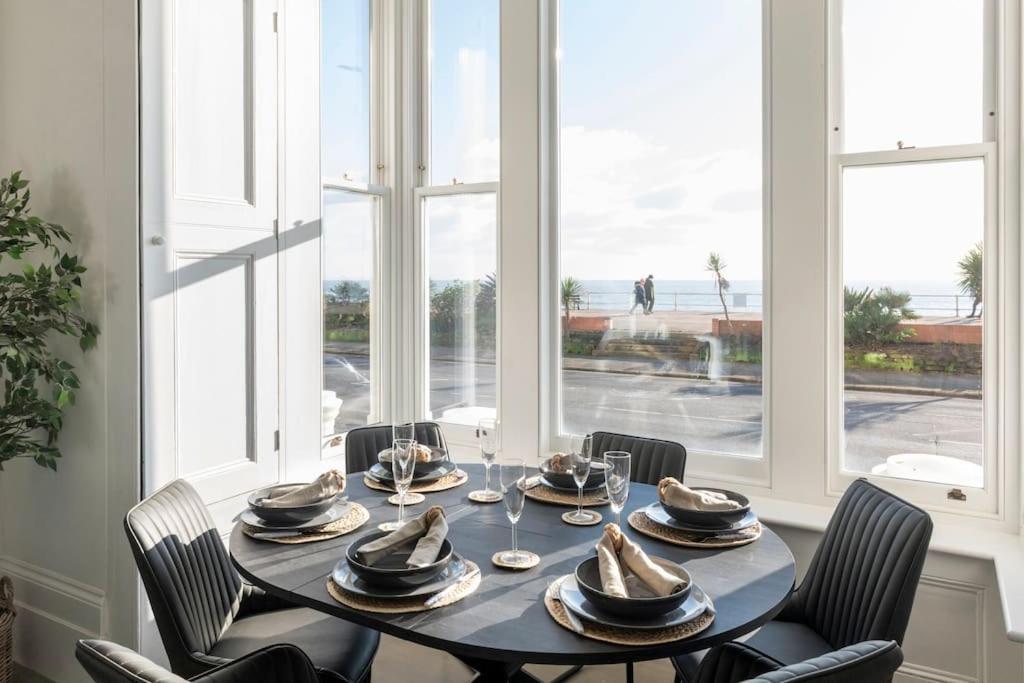 3 Bedroom, 3 Bathroom Large Flat With Sea Views! *
