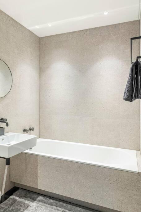 3 Bedroom, 3 Bathroom Large Flat With Sea Views! Apartment *
