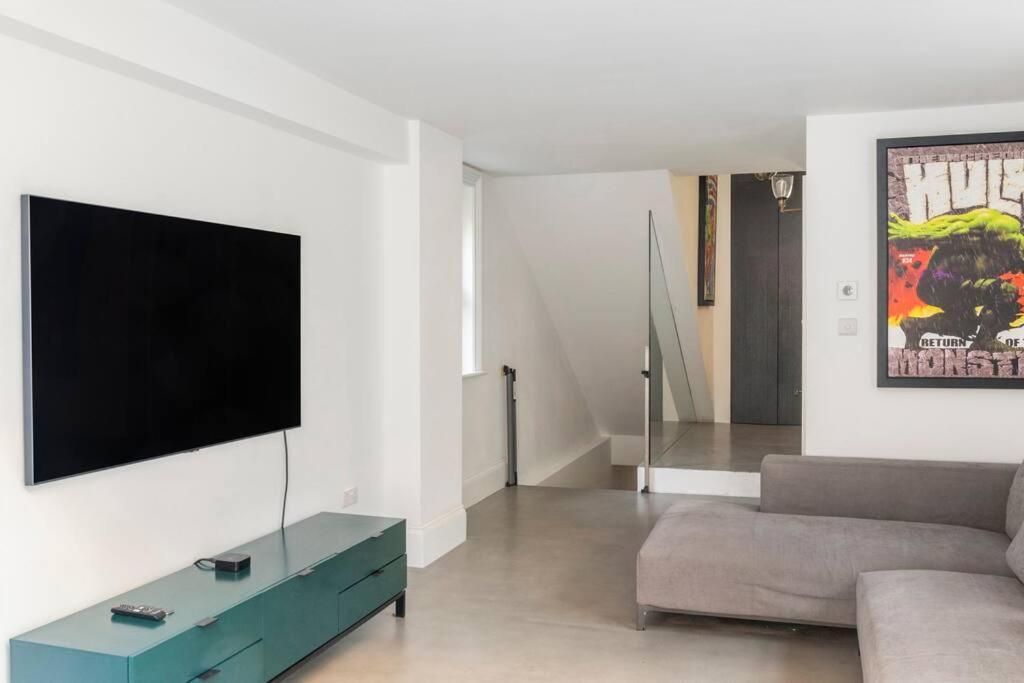 3 Bedroom, 3 Bathroom Large Flat With Sea Views!