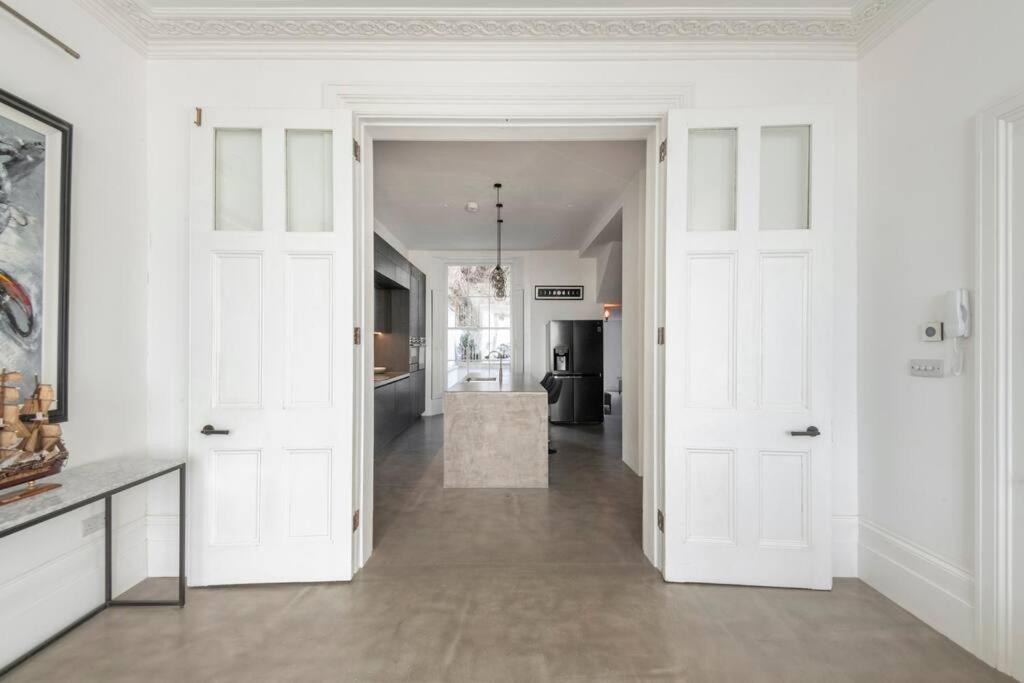 3 Bedroom, 3 Bathroom Large Flat With Sea Views! Apartment Hastings