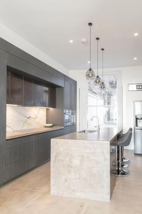 Apartment 3 Bedroom, 3 Bathroom Large Flat With Sea Views!