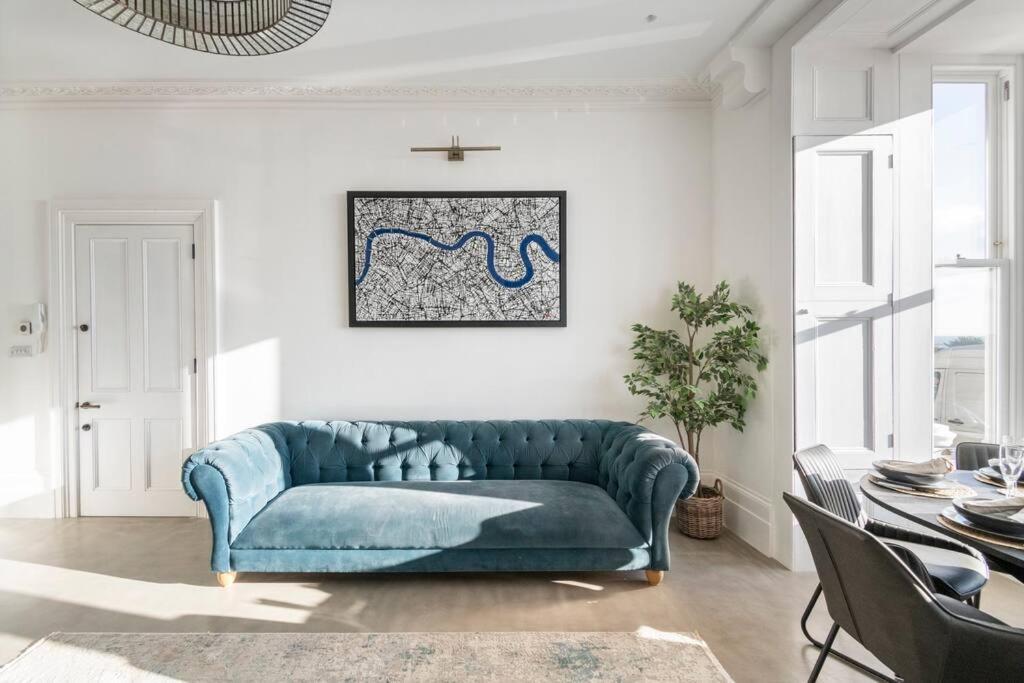 Apartment 3 Bedroom, 3 Bathroom Large Flat With Sea Views!